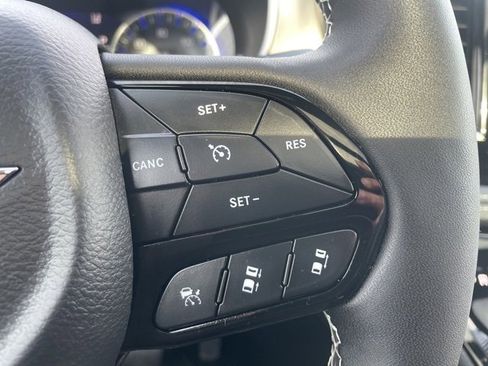 Used 2023 Chrysler Pacifica Limited w/ Uconnect Theater Family Group image 22