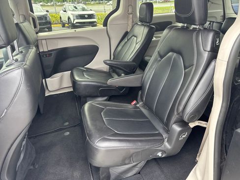 Used 2023 Chrysler Pacifica Touring-L FWD image 34