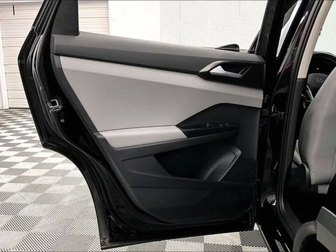 Used 2023 Volkswagen Taos SE w/ Panoramic Sunroof Package FWD image 23