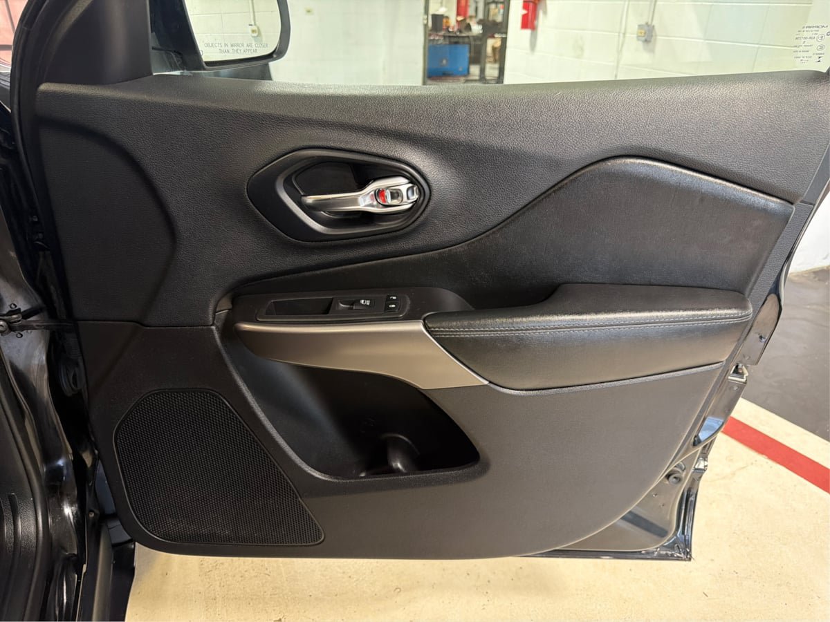 Used 2019 Jeep Cherokee Latitude Plus w/ Cold Weather Group AWD/4WD image 25