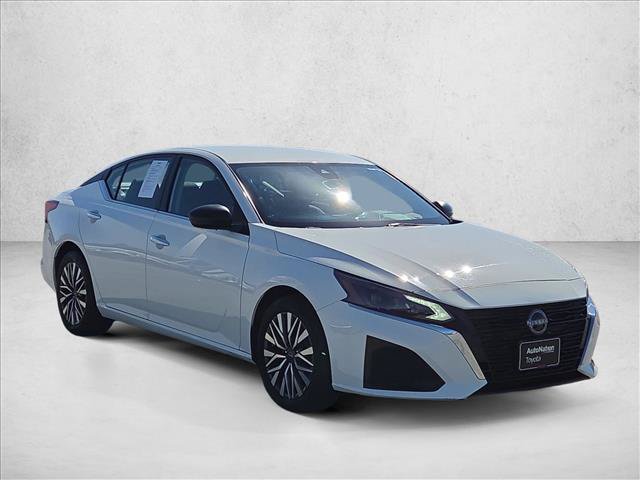 Used 2025 Nissan Altima 2.5 SV FWD image 3