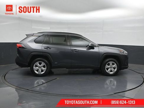 Used 2021 Toyota RAV4 LE AWD/4WD image 3