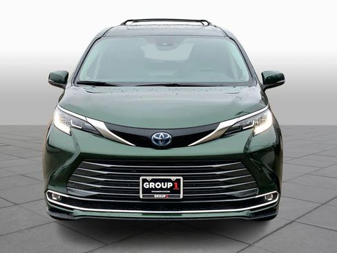 Used 2024 Toyota Sienna Limited image 3