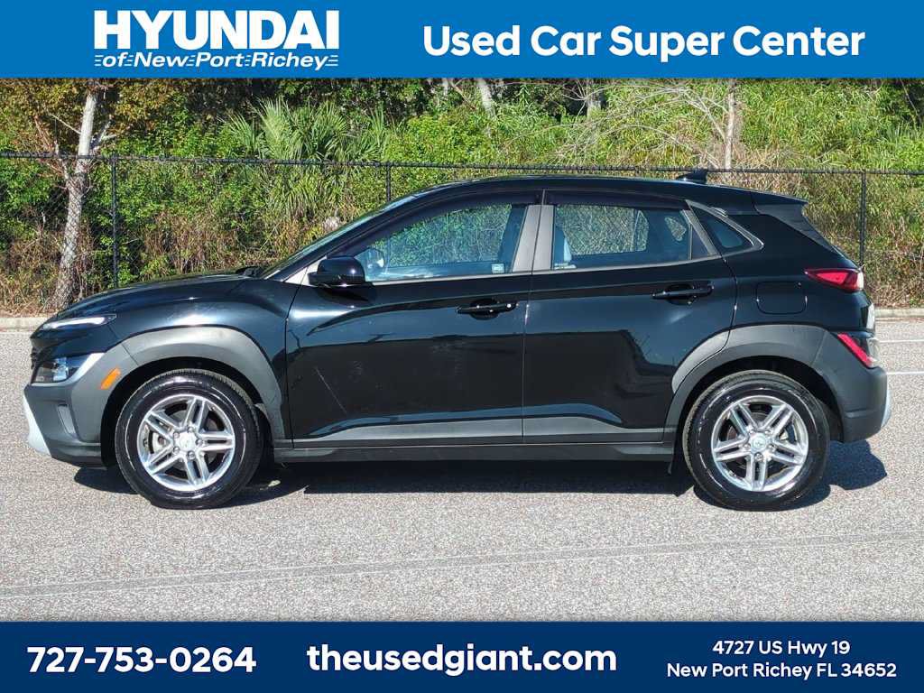Certified 2022 Hyundai Kona SE FWD image 2