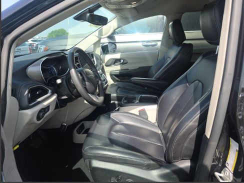 Used 2023 Chrysler Pacifica Touring-L FWD image 5
