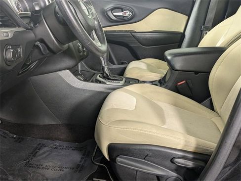 Used 2016 Jeep Cherokee Sport image 10