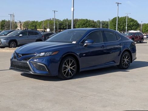 Used 2024 Toyota Camry SE image 10