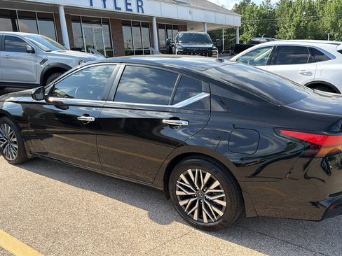 Used 2025 Nissan Altima 2.5 SV w/ SV Premium Package FWD image 7