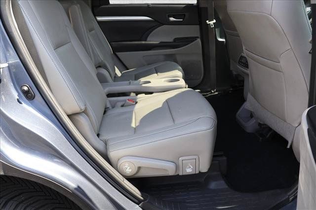 Used 2019 Toyota Highlander XLE AWD/4WD image 26