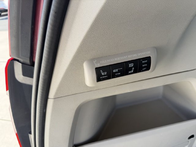 Used 2014 Chrysler Town & Country Touring-L FWD image 16