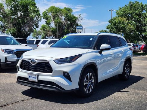 Used 2021 Toyota Highlander XLE AWD/4WD image 3