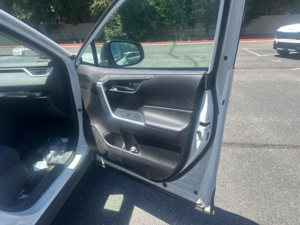 Used 2021 Toyota RAV4 LE AWD/4WD image 10