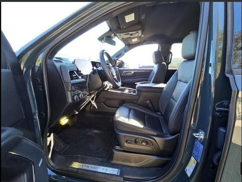 Used 2025 Chevrolet Suburban Z71 w/ Comfort Package image 6