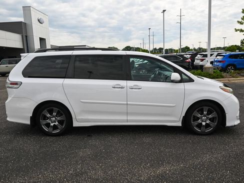 Used 2017 Toyota Sienna SE FWD image 3
