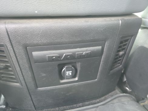 Used 2018 RAM 1500 SLT AWD/4WD image 16