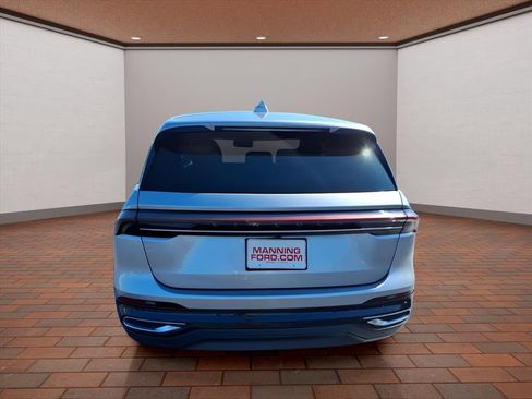 Used 2024 Lincoln Nautilus Premier image 7