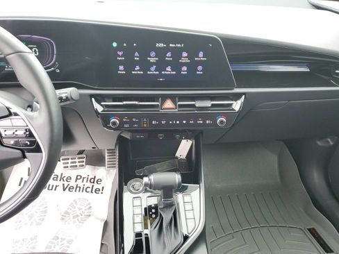 Used 2023 Kia Niro SX Touring image 18