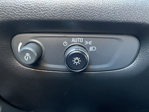 Used 2023 Chevrolet Traverse LT image 28