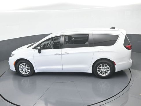 Used 2025 Chrysler Pacifica Select FWD image 43