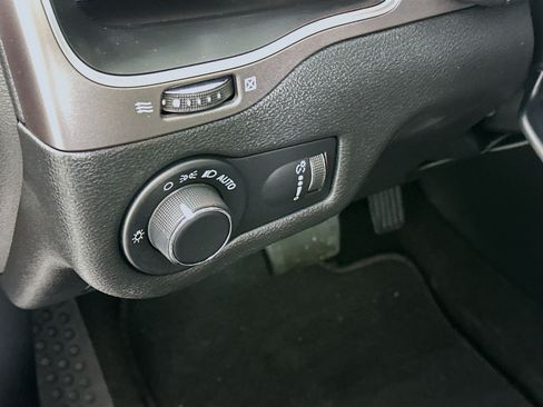 Used 2021 Jeep Cherokee Latitude FWD image 16