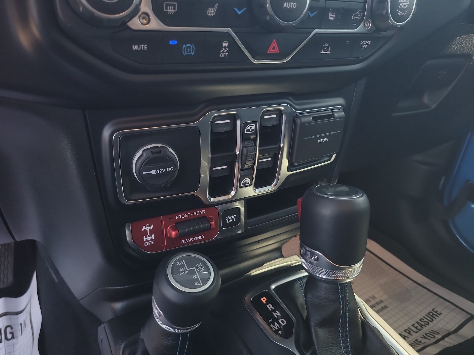 Used 2022 Jeep Wrangler Unlimited Rubicon 4xe w/ Cold Weather Group AWD/4WD image 18