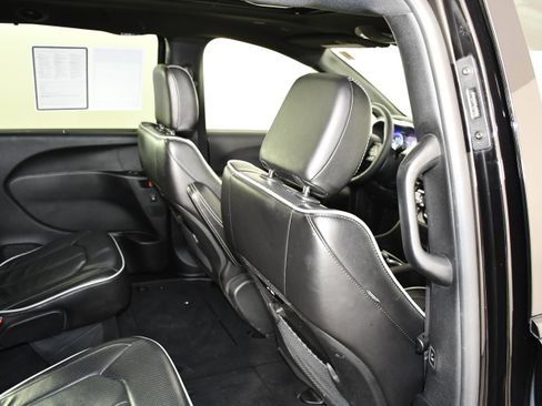 Used 2025 Chrysler Pacifica Limited image 43