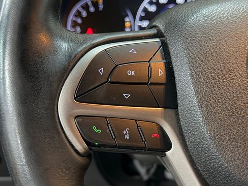 Used 2018 Jeep Grand Cherokee Altitude AWD/4WD image 13