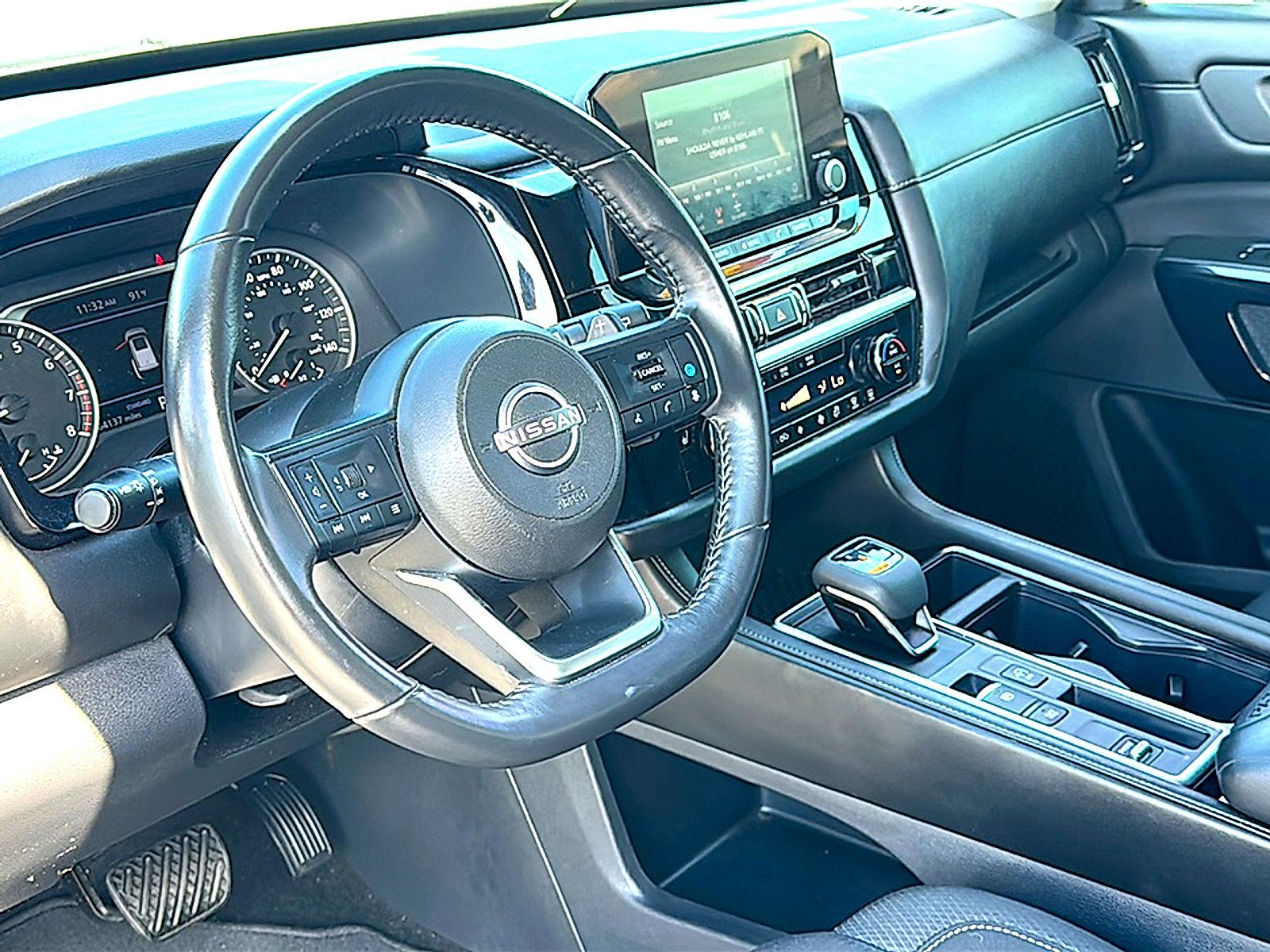 Used 2024 Nissan Pathfinder SV FWD image 12