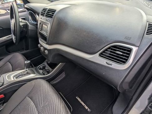 Used 2017 Dodge Journey SE w/ Flexible Seating Group image 17