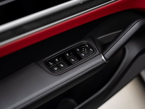 Used 2025 Porsche Cayenne Turbo image 57