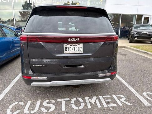 Used 2023 Kia Carnival LX FWD image 8