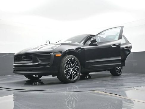 Certified 2025 Porsche Macan AWD/4WD image 29