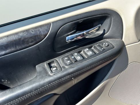 Used 2014 Dodge Grand Caravan SXT FWD image 18