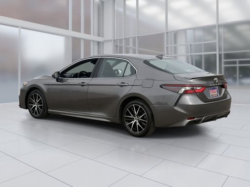 Used 2024 Toyota Camry SE image 4