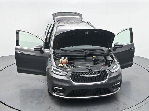 Used 2022 Chrysler Pacifica Touring-L image 32