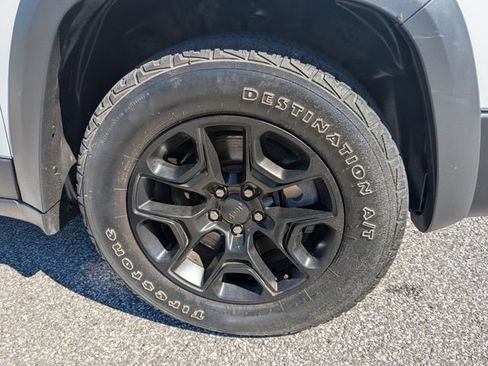 Used 2019 Jeep Cherokee Trailhawk w/ Cold Weather Group AWD/4WD image 9