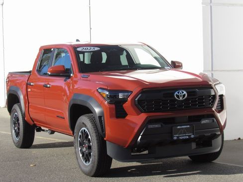 Certified 2025 Toyota Tacoma TRD Off-Road image 2