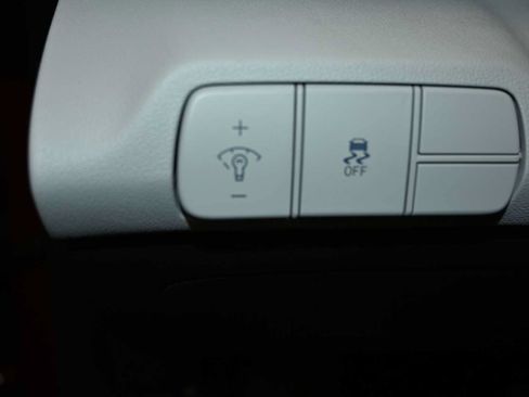 Used 2025 Hyundai Elantra Limited FWD image 23