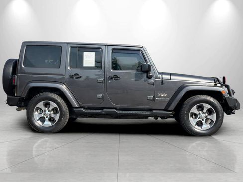 Used 2016 Jeep Wrangler Unlimited Sahara w/ Connectivity Group AWD/4WD image 8