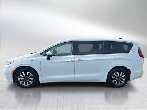 Used 2023 Chrysler Pacifica Touring-L FWD image 3