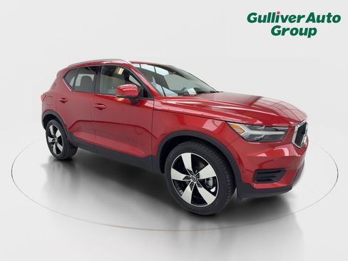 Used 2019 Volvo XC40 T4 Momentum image 12