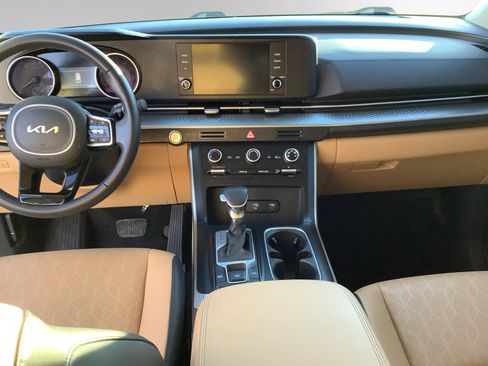 Used 2024 Kia Carnival LX image 11