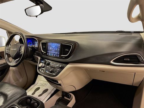 Used 2018 Chrysler Pacifica Touring-L w/ Tire & Wheel Group image 30