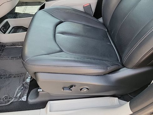 Used 2024 Chrysler Pacifica Touring-L FWD image 13