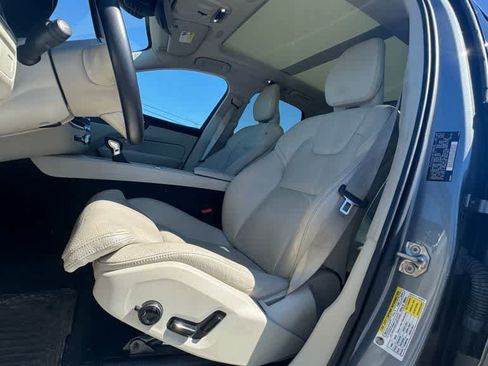 Used 2019 Volvo XC60 T6 Momentum w/ Multimedia Package image 17