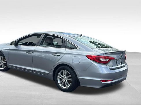 Used 2017 Hyundai Sonata SE w/ Winter Weather Package FWD image 5