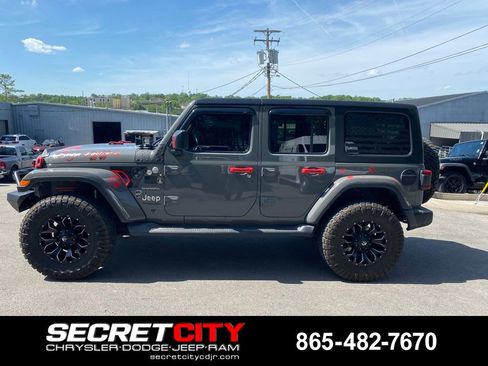Used 2018 Jeep Wrangler Unlimited Sahara AWD/4WD image 10