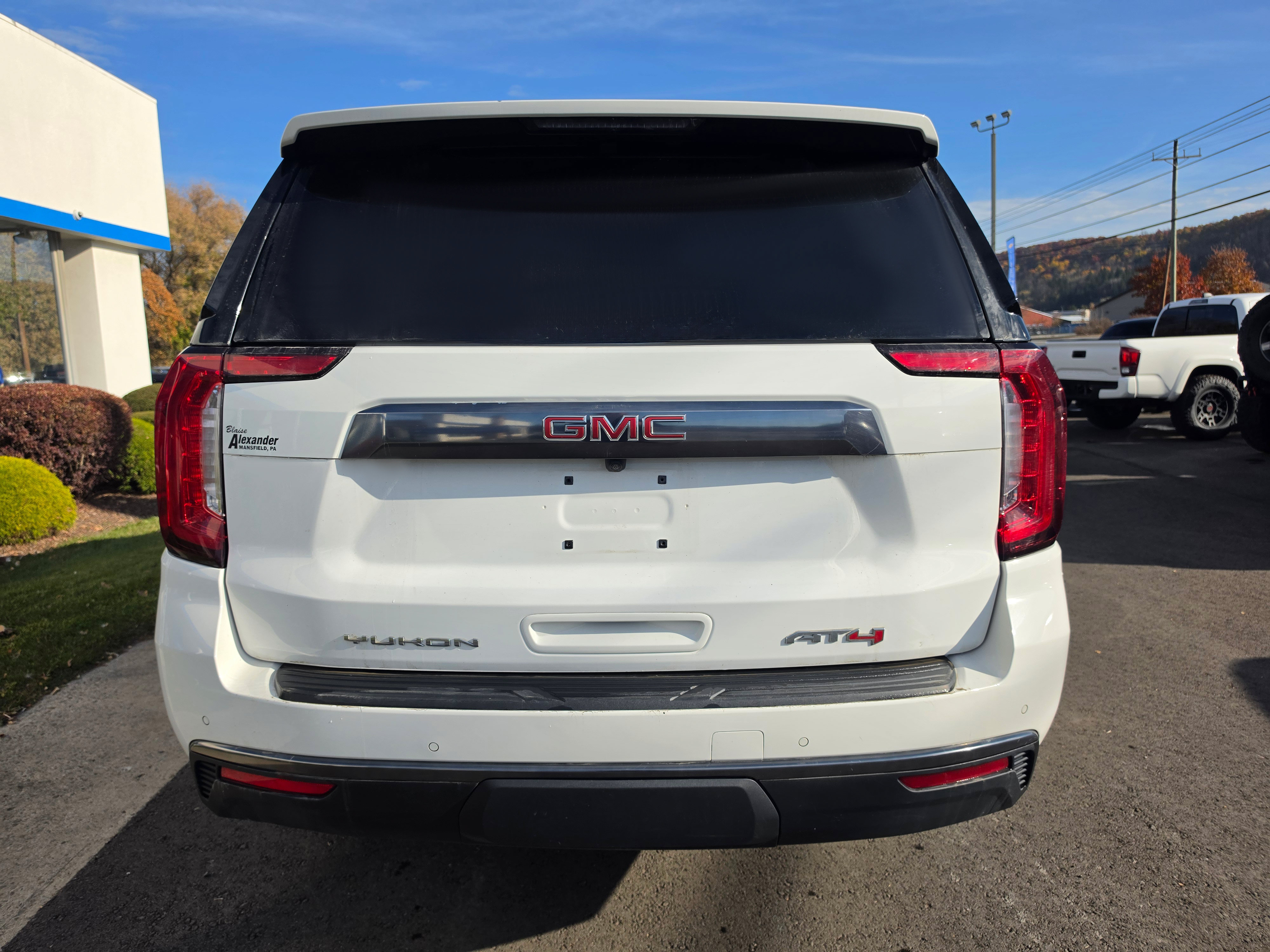 Used 2023 GMC Yukon XL AT4 w/ Technology Package AWD/4WD image 4