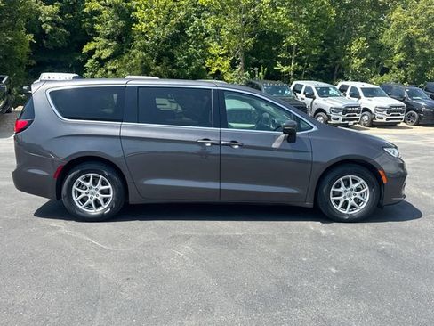 Used 2023 Chrysler Pacifica Touring-L FWD image 9