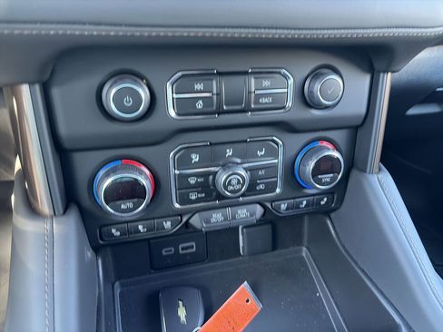 Used 2024 Chevrolet Suburban High Country AWD/4WD image 19